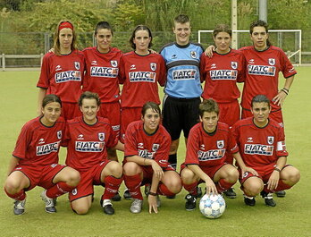 El primer once de la Real, que vistió de rojo en su enfrentamiento inaugural con el Amara Berri hace hoy veinte años.