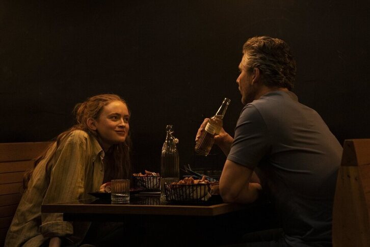 Eric Bana y Sadie Sink. 