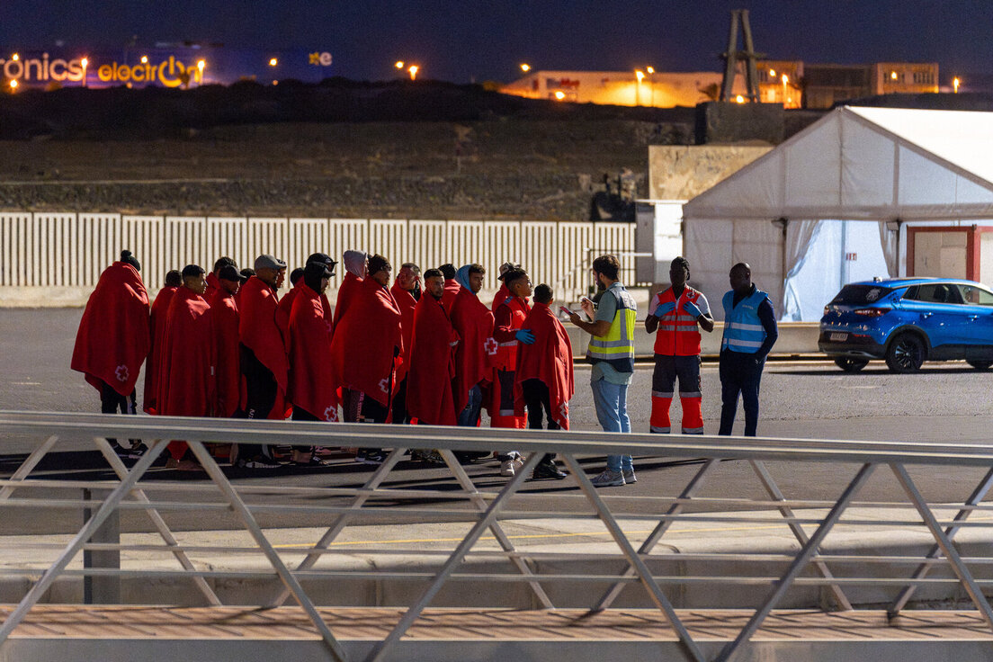 Los servicios sanitarios atienden a los migrantes llegados tras ser rescatados en Arrecife, Lanzarote.