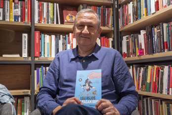 Carlos Cruzado posa con su libro “Los ricos no pagan IRPF”.