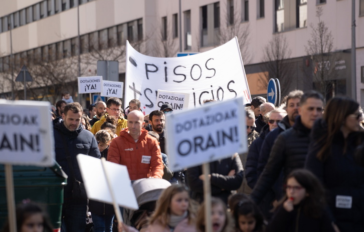 Protesta de vecinos de Erripagaña para reclamar dotaciones.