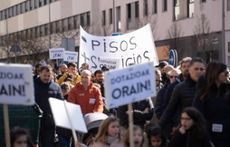 Protesta de vecinos de Erripaña para reclamar dotaciones.