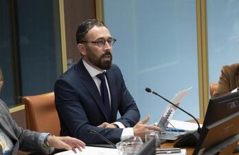 Denis Itxaso, durante su comparecencia en el Parlamento de Gasteiz.