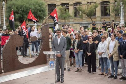 Eneko Goia, en un acto de recuerdo a las víctimas del franquismo ante el monumento que ahora el PP quiere retocar o eliminar.