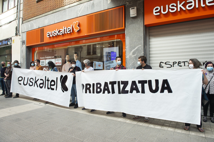 Concentración contra la absorción de Euskaltel por MásMóvil en 2021.