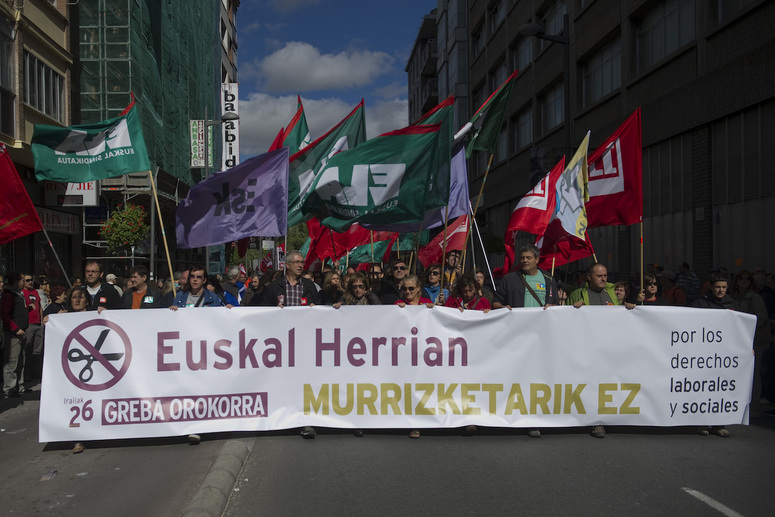 Manifestación en Gasteiz durante la huelga general contra los recortes.