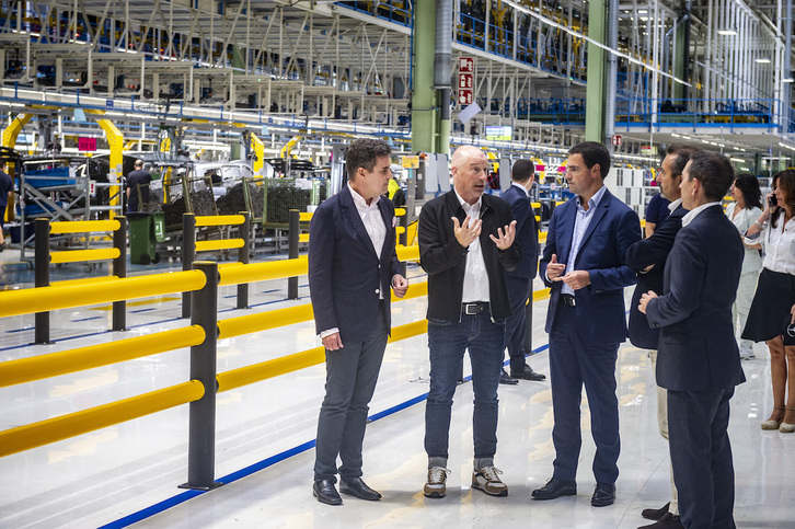 El director de Mercedes-Benz Gasteiz Bernd Krottmayer ha mostrado al lehendakari Pradales y al consejero Jauregi la planta en ampliación.