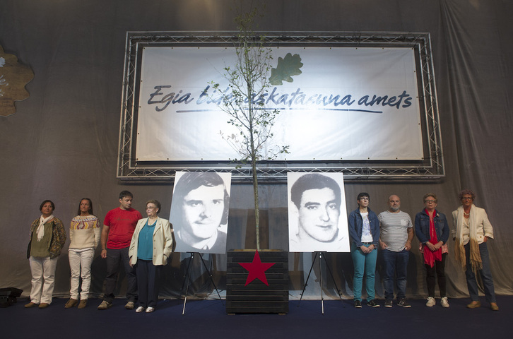 Acto de homenaje a 'Txiki' Paredes y Ángel Otaegi en Zarautz en el 40º aniversario de su muerte.