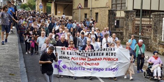 La cabeza de la manifestación que ha reunido a cientos de personas de Durangaldea en Berriz.