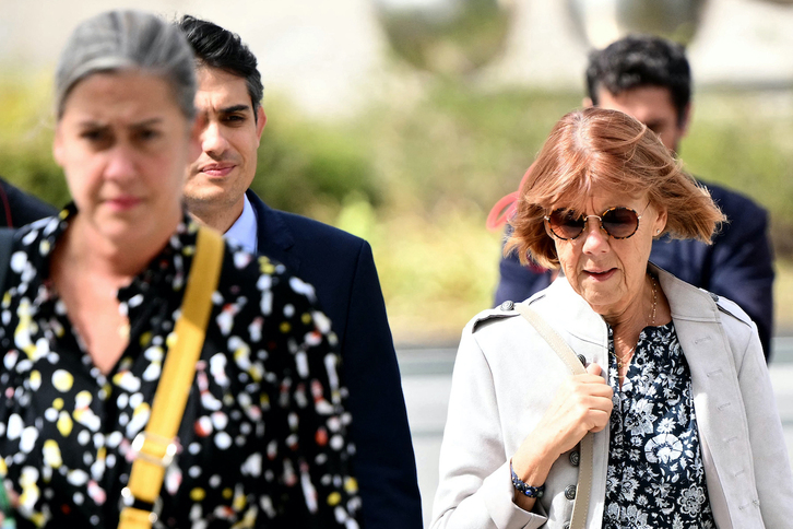 Gisèle Pelicot entra al juicio junto a su hija.