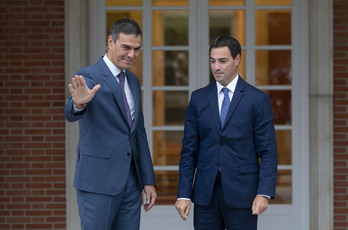 Pedro Sánchez ha salido a la puerta del palacio de la Moncloa para recibir al lehendakari Imanol Pradales