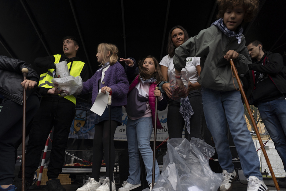 La Corporación Txiki lanza chuches desde el escenario tras el txupinazo.