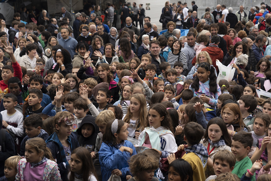 Numerosa gente se ha congregado en auzogune para asistir al comienzo de las fiestas.