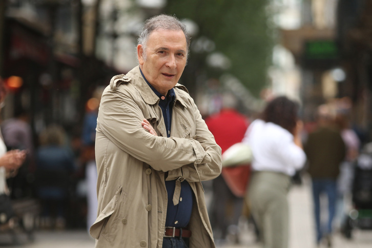 Ernesto del Río posa en las calLes de Bilbo, antes del estreno en Zinemaldia.