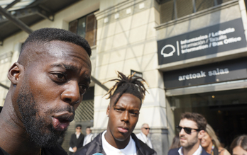 Iñaki y Nico Williams, a la salida del estreno en Donostia.