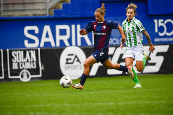 Monnecchi conduce el balón durante el choque entre Eibar y Betis.