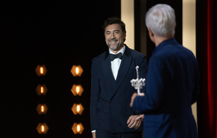 Bardem ha recogido el premio de manos de alguien muy cercano, su mentor Juan Carlos Coraza.