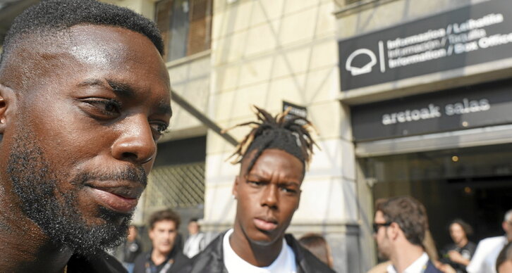 Iñaki y Nico Williams, a la entrada del cine donde se estrenó ayer el documental de Raúl de la Fuente.