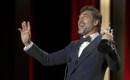 Un emocionado Javier Bardem recibía anoche el Premio Donostia 2023.