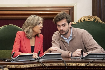 Cristina Ibarrola, junto al concejal Aitor Silgado, en el ayuntamiento de Iruñea.