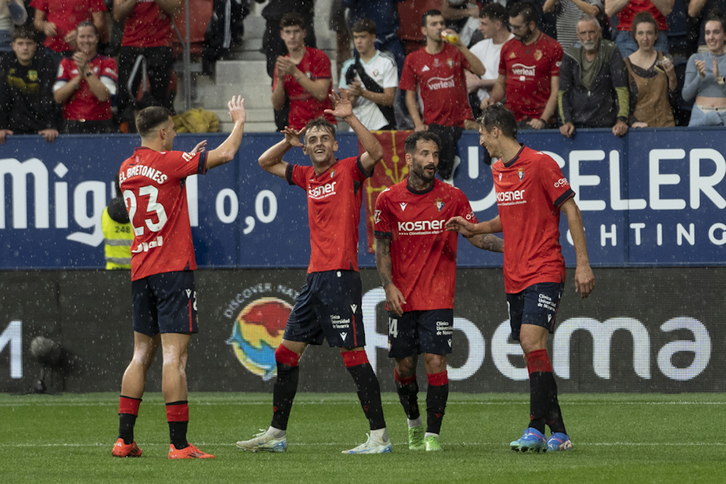 Aimar celebra junto a sus compañeros el 2-1 que ha dejado los tres puntos en Iruñea.