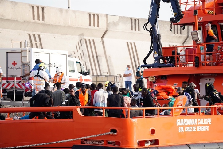 Rescate de decenas de migrantes en la isla canaria de La Gomera.