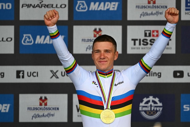 Remco Evenepoel, con el oro y el mallot arcoíris en Zúrich.