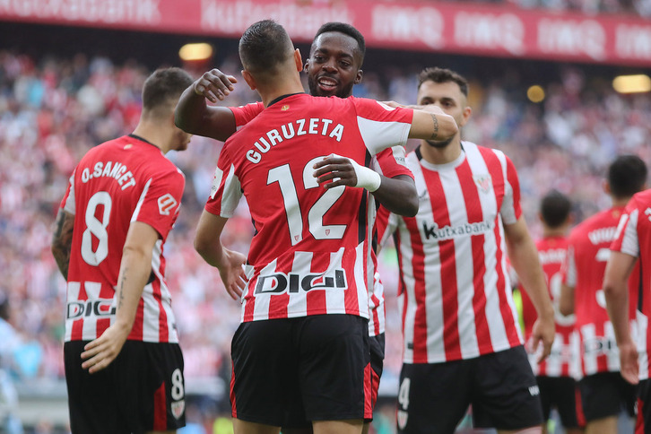 Guruzeta, el gran protagonista del partido, es felicitado por Iñaki Williams.