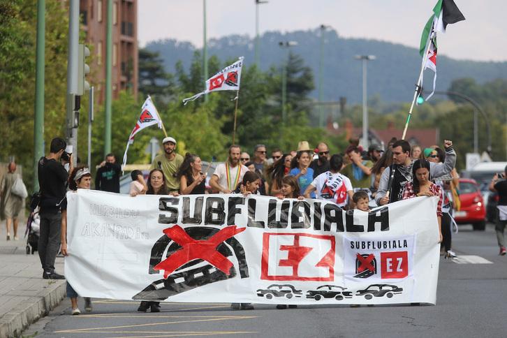 Kalejira de este domingo en Leioa contra el macroproyecto del túnel subfluvial.