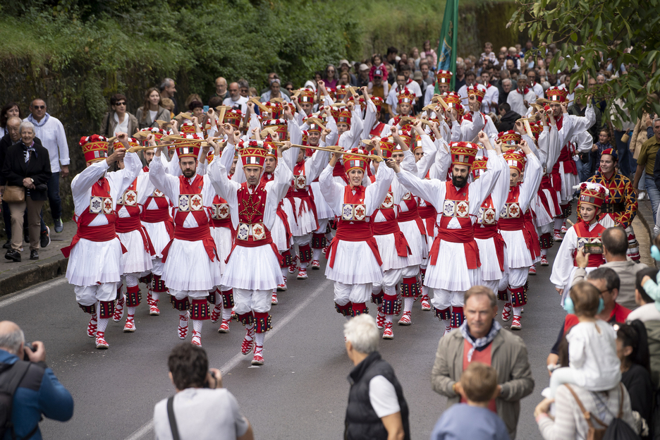 Dantzaris de Duguna bailan durante la celebración de San Fermín Txikito.