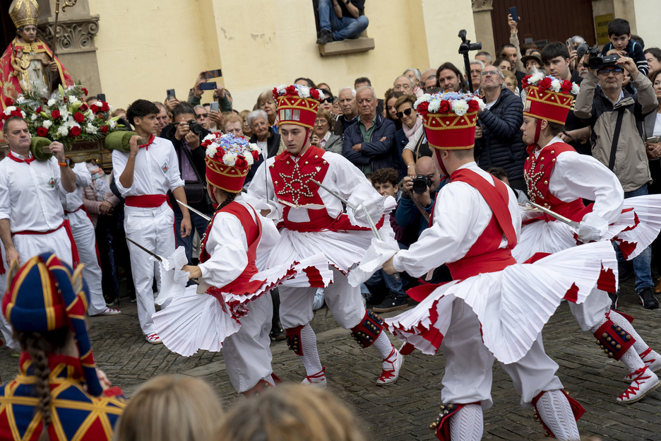  Dantzaris de Duguna bailan durante la celebración de San Fermín Txikito.