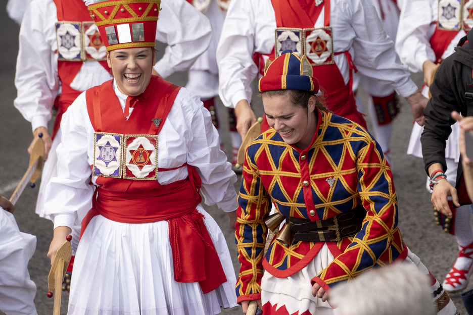  Dantzaris de Duguna bailan durante la celebración de San Fermín Txikito.