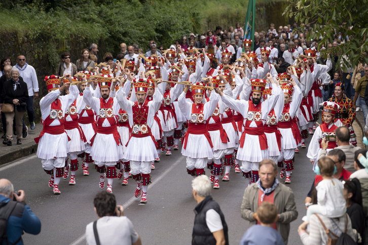 Dantzaris de Duguna bailan durante las celebraciones de San Fermín Txikito.