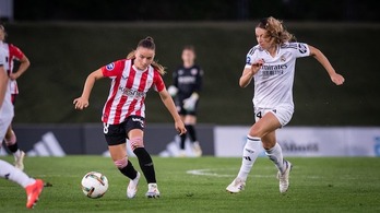 Sara Ortega se lleva el balón junto a Leupolz.