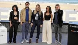 El equipo de «Los destellos», ayer en las terrazas del Kursaal.