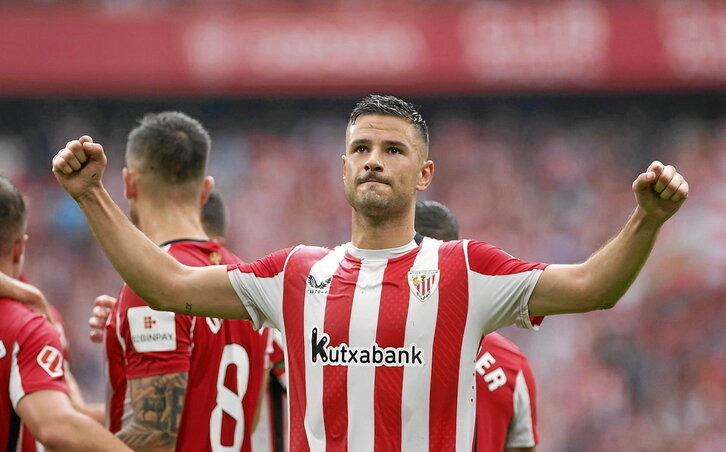 El gran protagonista del partido, Gorka Guruzeta, celebra uno de sus goles.