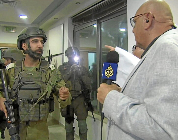 Al Omari, el responsable de Al Jazeera, confronta en directo con los soldados asaltantes.