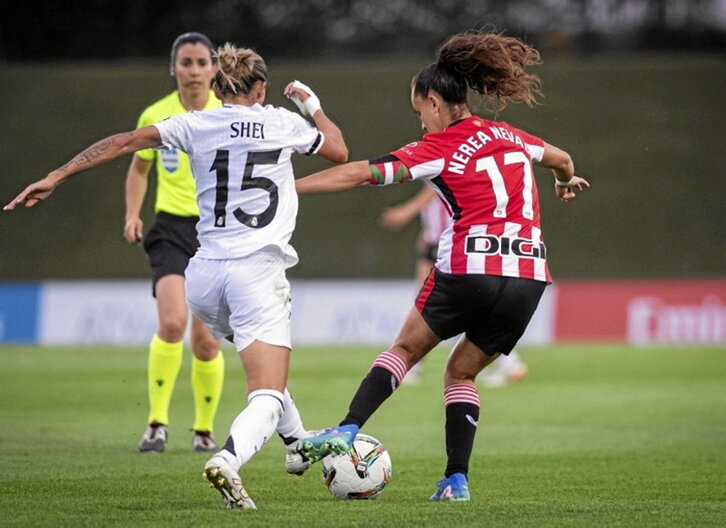 Shei y Nerea Nevado pelean por el balón.