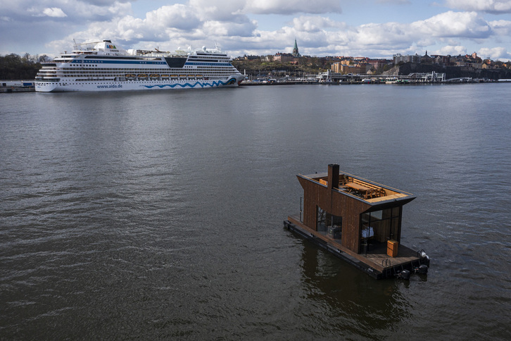 Imagen de una sauna sobre las aguas de Estocolmo.