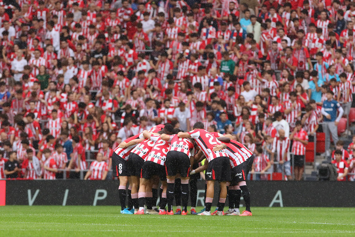 Athleticeko jokalariak Celtaren kontrako partida hasi aurretik.