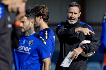 Vicente Moreno da instrucciones a sus jugadores durante la última sesión previa al partido de Valencia.