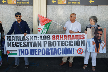 Varias personas apoyan con pancartas a los saharauis retenidos, en la Terminal T-1 del aeropuerto de Barajas.