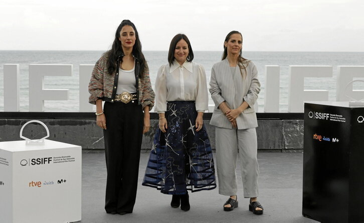 La directora chilena Maite Alberdi, en el centro, junto a las actrices Elisa Zulueta, a la izquierda, y Francisca Lewin.