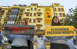 Protesta por la carestía de la vivienda en Donostia realizada por Sortu.