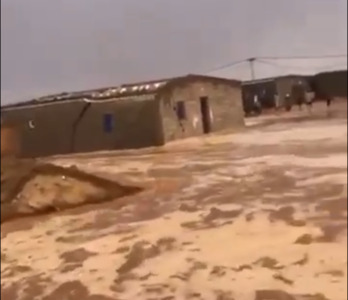 Un torrente de agua baja por el campo de Dajla.