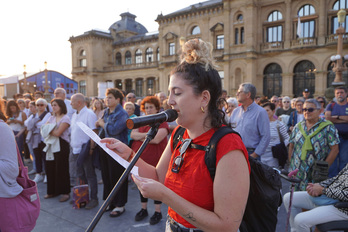 Europako Kontseiluak dionez, administrazioko langileen euskara ezagutza «txikiegia» da. Irudia Donostiako Udaleko elkarretaratze batena da, euskararen kontrako azken epaiaren harira.