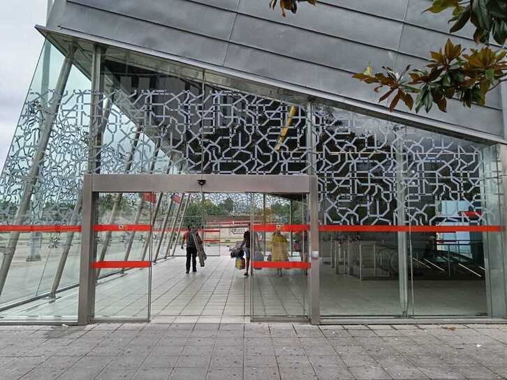 Vinilo colocado en las cristaleras de la estación de Ansio, en Barakaldo.