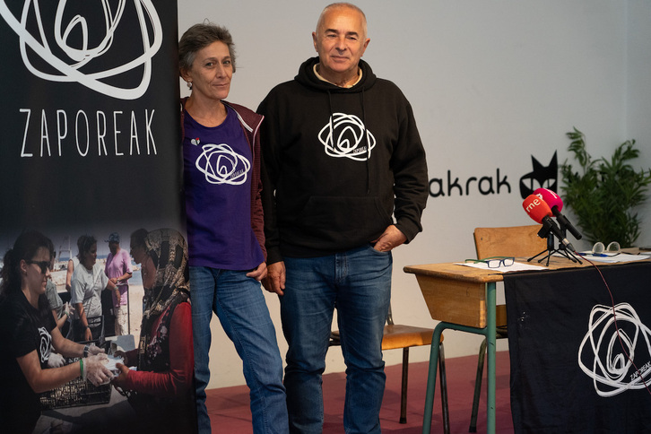 Los voluntarios de Zaporeak Elisa Huarte y Fermin Artola han dado a conocer la recogida de alimentos de este sábado.