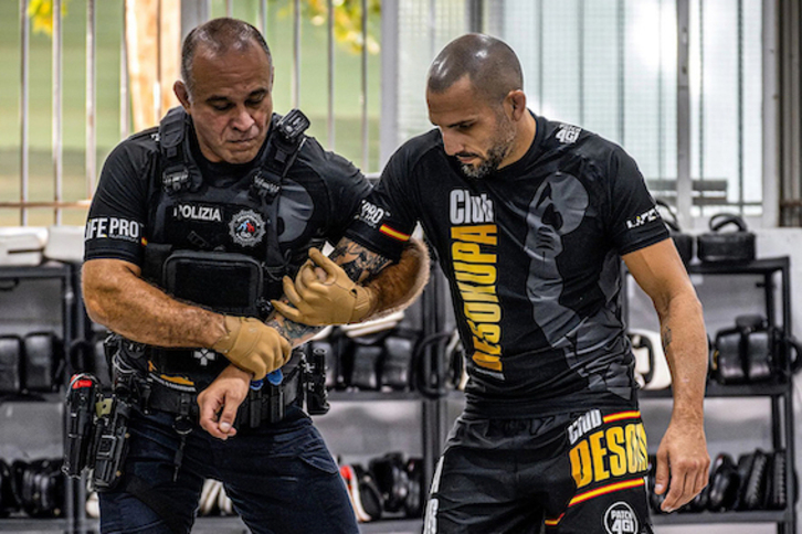 Otavio de Paula, con el distintivo de «Polizia», en un curso del Club Desokupa.