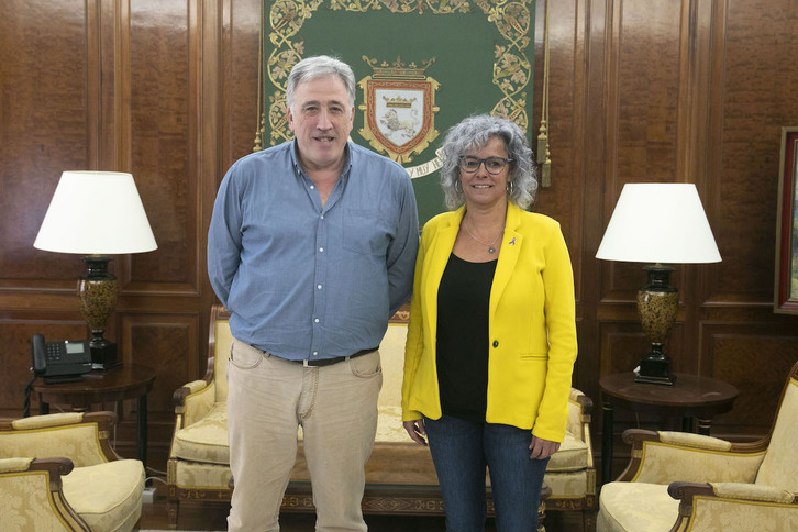 Joseba Asiron, alcalde de Iruñea, y Berta Arizkun, alcaldesa de Burlata, en la reunión de hoy.